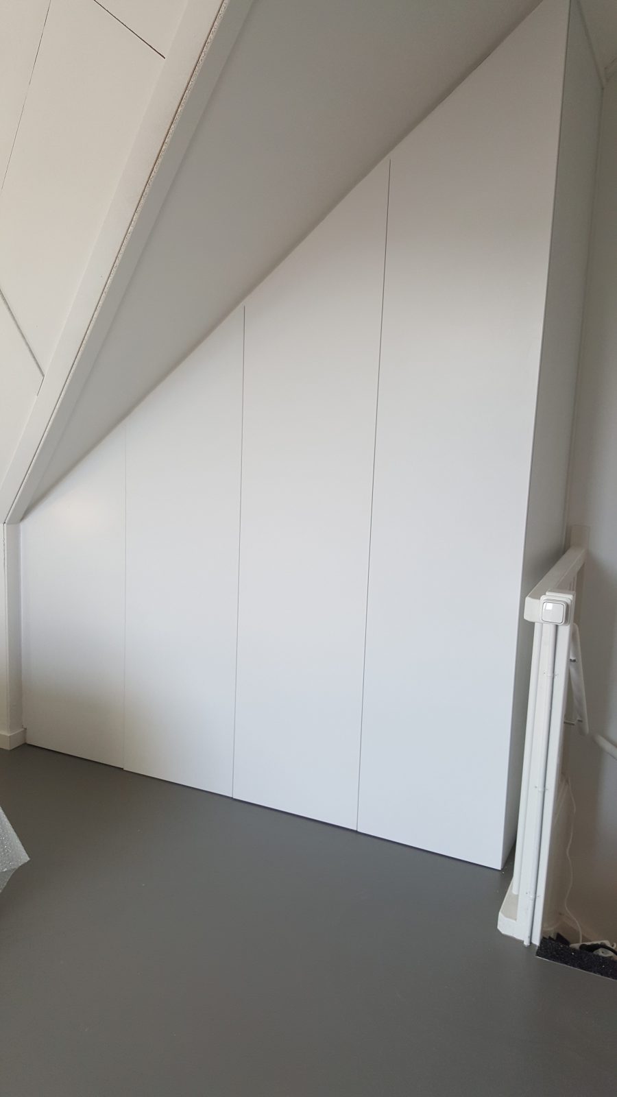 inbouwkast onder een schuindak rbhoutwerk inbouwkast schuin dak